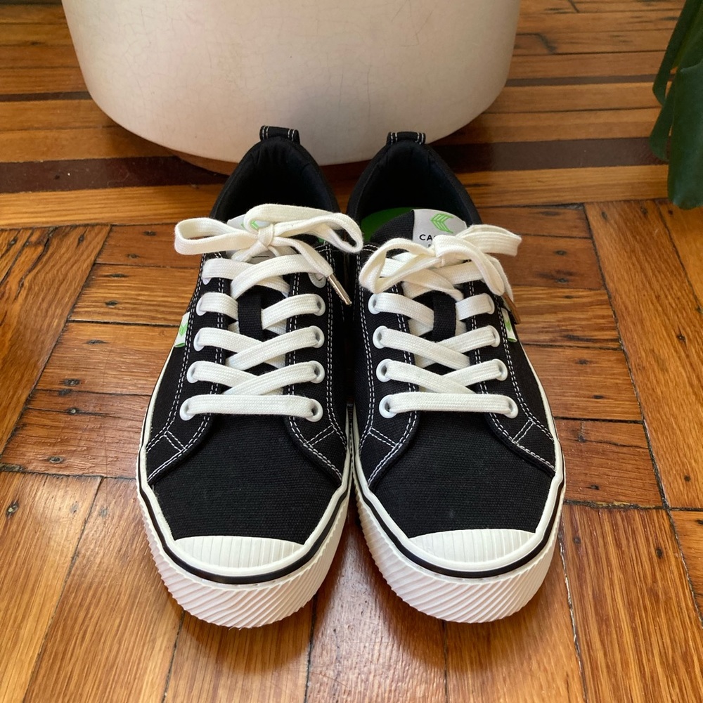 Cariuma Black Stripe Canvas Women’s size 7